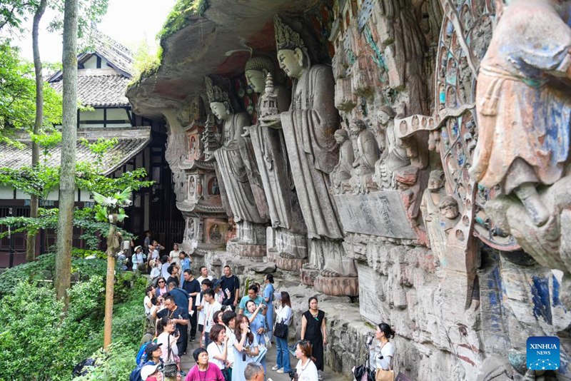 Watalii watembelea eneo la kivutio cha utalii la michongo kwenye Mwamba wa Dazu mjini Chongqing, China