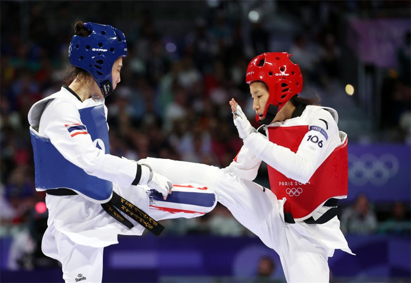 Guo Qing (Kulia) wa China akijibu mapigo katika fainali ya taekwondo ya wanawake kwa wachezaji wenye uzito wa kilo 49 dhidi ya Panipak Wongpattanakit wa Thailand kwenye Michezo ya Olimpiki ya Paris Agosti 7, 2024. (Xinhua/Li Ying)