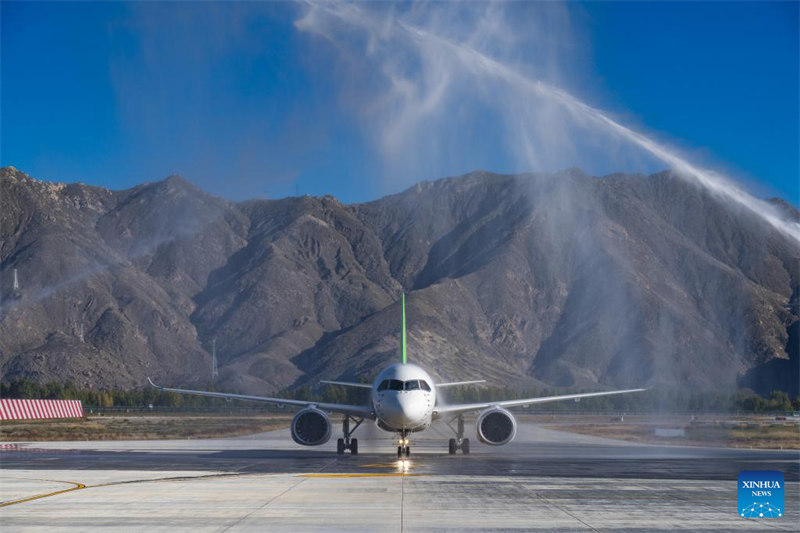 Ndege ya abiria ya C919 inayoendeshwa na Shirika la Ndege la China Southern ikipaa kutoka Uwanja wa Ndege wa Kimataifa wa Guangzhou Baiyun siku ya Alhamisi, ikiashiria safari ya kwanza ya kibiashara ya ndege hiyo ya C919 katika Mji wa Guangzhou. (Xinhua)