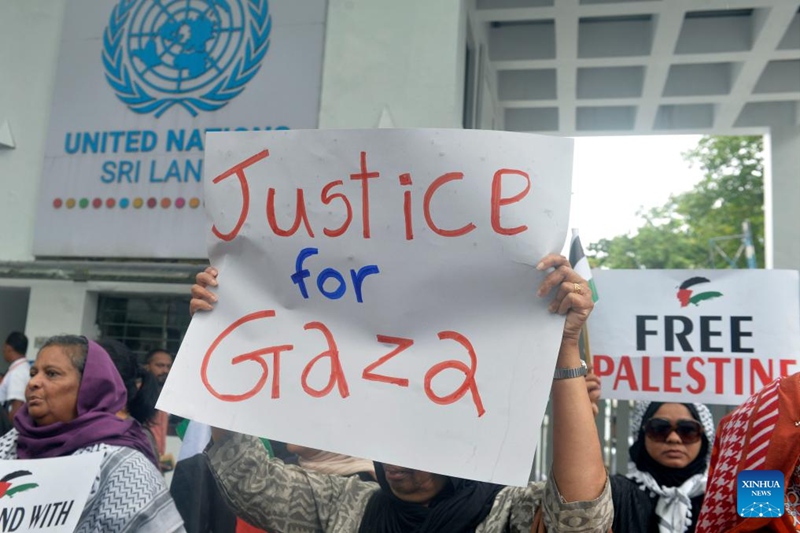 Mtu akiwa ameshikilia bango kwenye maandamano ya kuiunga mkono Gaza mbele ya ofisi ya Umoja wa Mataifa (UN) mjini Colombo, Sri Lanka Oktoba 7, 2024. (Picha na Gayan Sameera/Xinhua)