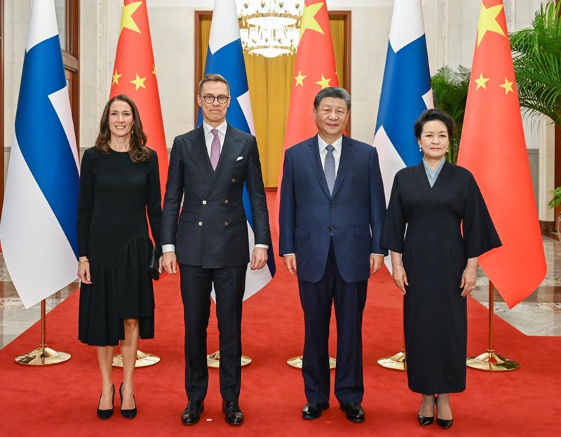 Rais Xi Jinping wa China na mke wake Peng Liyuan wakiwa katika picha ya pamoja na Rais wa Finland Alexander Stubb na mke wake Suzanne Innes-Stubb kabla ya mazungumzo kati ya Marais Xi na Stubb kwenye Jumba la Mikutano ya Umma mjini Beijing. Oktoba 29, 2024. (Xinhua/Xie Huanchi)