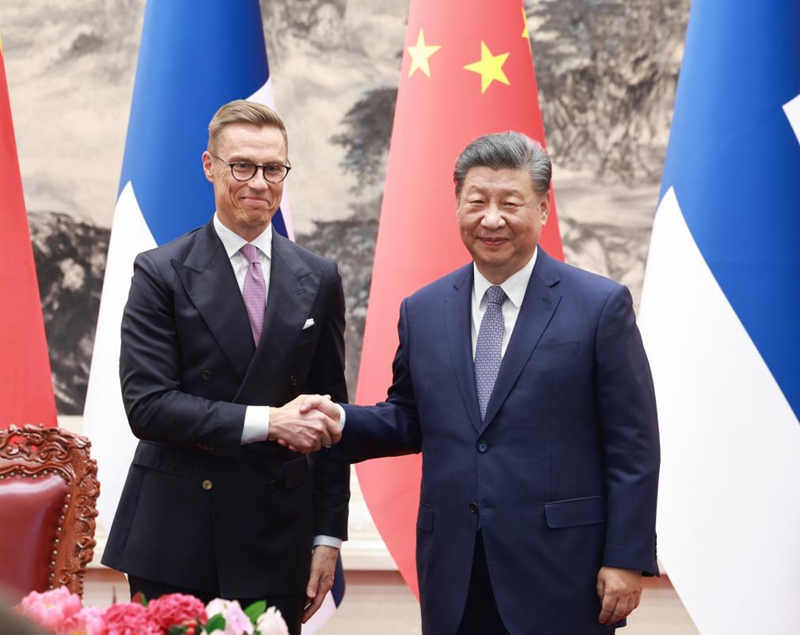 Rais Xi Jinping wa China akisalimiana na Rais wa Finland Alexander Stubb, ambaye yuko ziarani nchini China, kwenye Jumba Kuu la Mikutano ya Umma mjini Beijing. Oktoba 29, 2024. (Xinhua/Wang Ye)