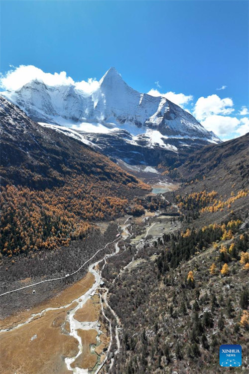 Eneo lenye mandhari nzuri la Yading lavutia watalii mkoani Sichuan nchini?China