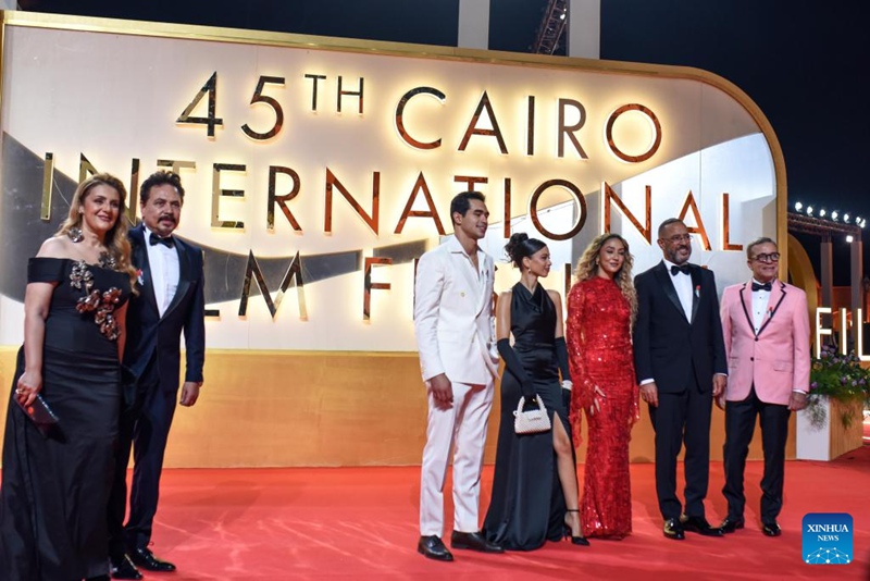 Waigizaji wa filamu na wageni wakipiga picha kwenye zulia jekundu ya ufunguzi wa Tamasha la 45 la Filamu la Kimataifa la Cairo (CIFF)  nchini Misri, Novemba 13, 2024. (Xinhua/Ahmed Gomaa)