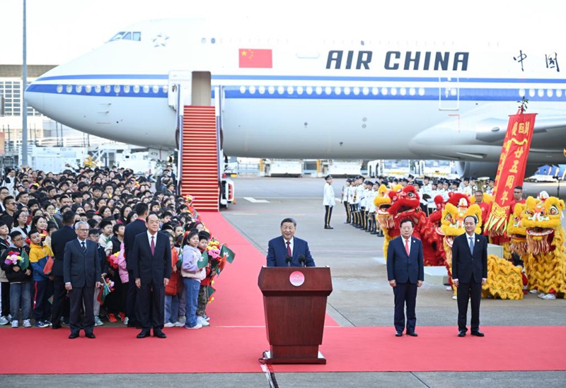 Rais Xi Jinping wa China, ambaye pia ni katibu mkuu wa Kamati Kuu ya Chama cha Kikomunisti cha China (CPC) na mwenyekiti wa Kamati Kuu ya Kijeshi ya China (CMC), akitoa hotuba fupi kwenye uwanja wa ndege  wa Macao, kusini mwa China, Desemba 18, 2024. (Xinhua/Yan Yan)